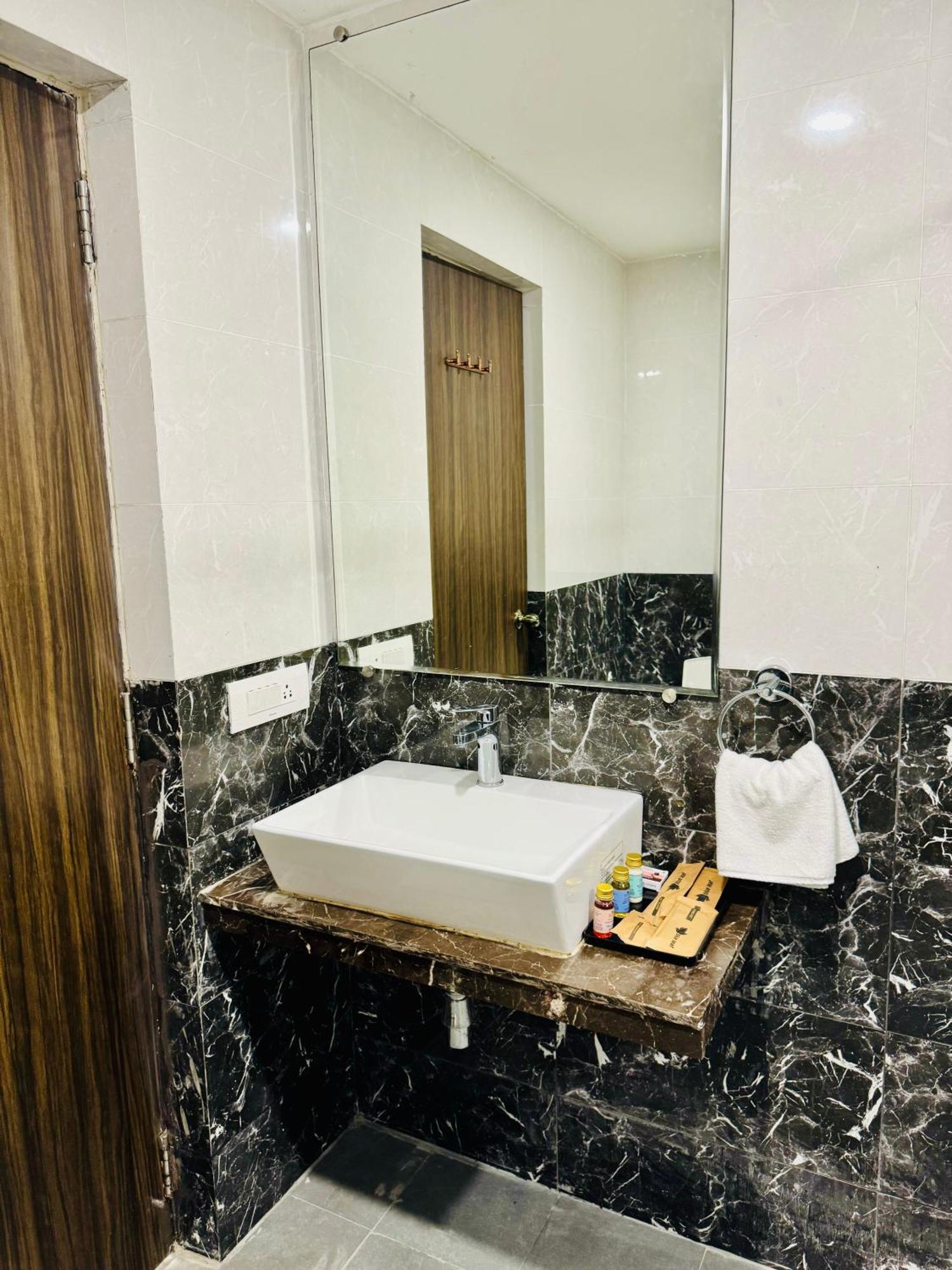 Bluo Amani Vagator - Boutique Hotel Goa Anjuna Ruang foto