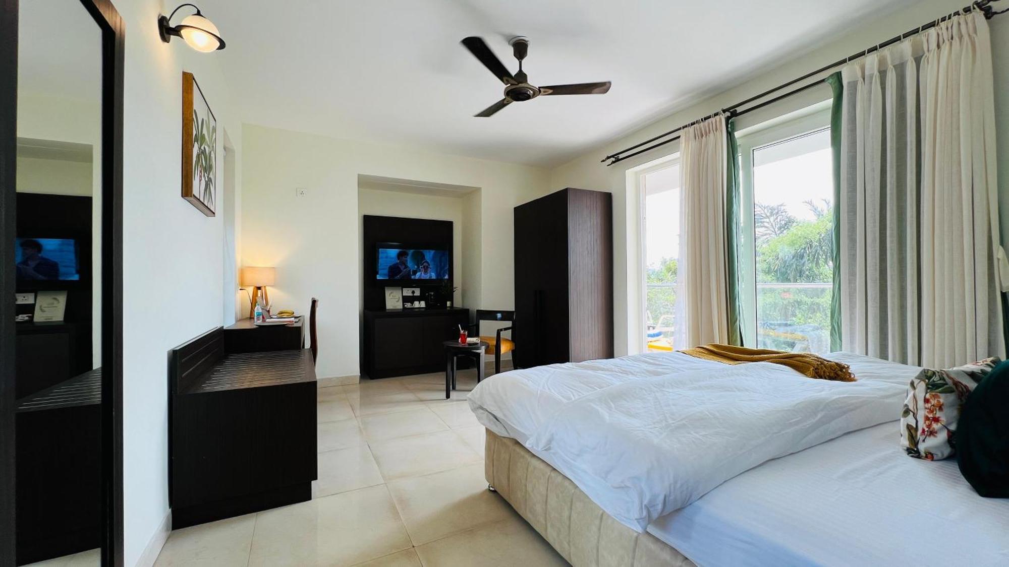 Bluo Amani Vagator - Boutique Hotel Goa Anjuna Bagian luar foto